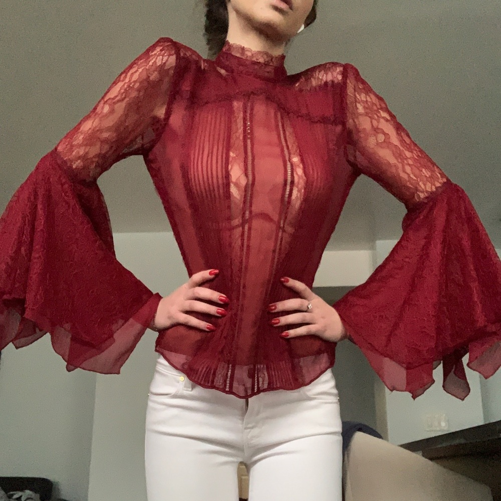 Alice + Olivia
Ivy Handkerchief Lace Top